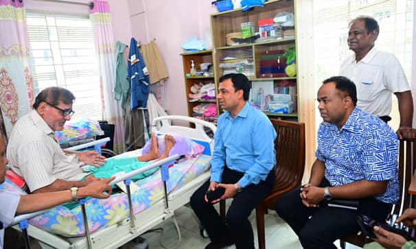 বীর মুক্তিযোদ্ধা রাজার চিকিৎসার দায়িত্ব নিলেন রাজশাহী ডিসি