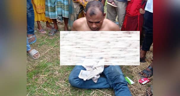 গৃহবধূর ভিডিও ধারণের অভিযোগে পুলিশ সদস্যকে পেটাল জনতা Police