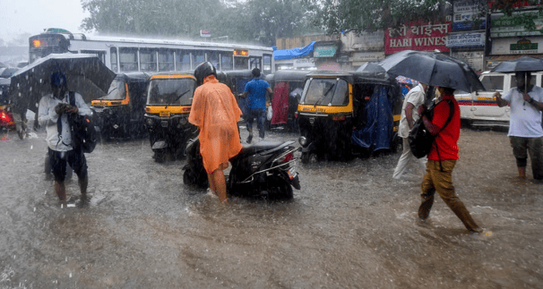 বৃষ্টিতে বিপর্যস্ত ভারতের মহারাষ্ট্র, মুম্বাইয়ে রেড অ্যালার্ট জারি