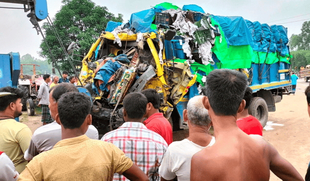দিনাজপুরে বাস ও ট্রাকের মুখোমুখি সংঘর্ষ, ৫ জনের প্রাণহানি