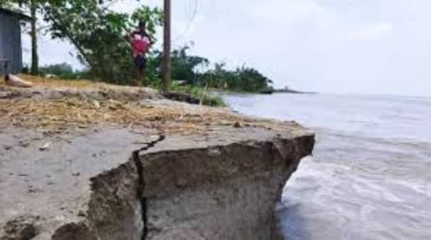 তিস্তার ভাঙনে নদীগর্ভে যেতে বসেছে দুইটি স্কুল Teesta