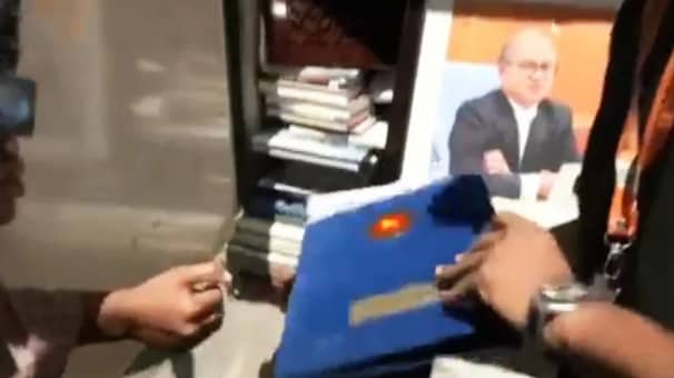 কোটি কোটি টাকার চেক ও রাষ্ট্রের গুরুত্বপূর্ণ নথিসহ গাড়িচালক আটক Check