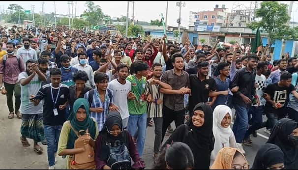 ধামরাইয়ে ঢাক-আরিচা মহাসড়ক অবরোধ করে শিক্ষার্থীদের বিক্ষোভ মিছিল