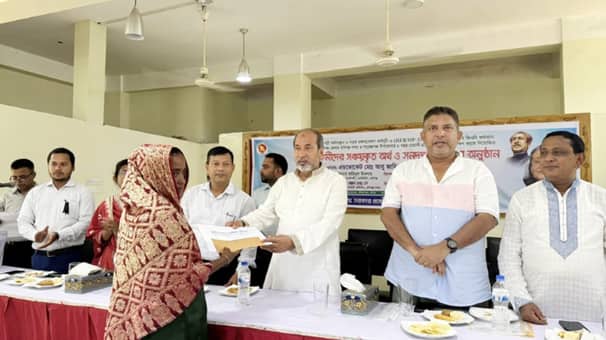 সড়ক রক্ষণাবেক্ষণে নিয়োজিত ১১০ নারীকর্মী পেলেন কোটি টাকা