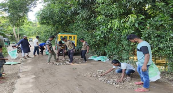 শিক্ষার্থীদের উদ্যোগে ৩ কিলোমিটার রাস্তা সংস্কার