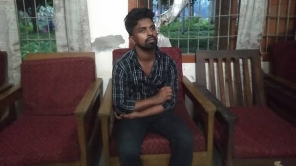 বিশ্ববিদ্যালয়ে এসে আটক হলেন ছাত্রলীগ নেতা, চাইলেন ক্ষমা BSL leader