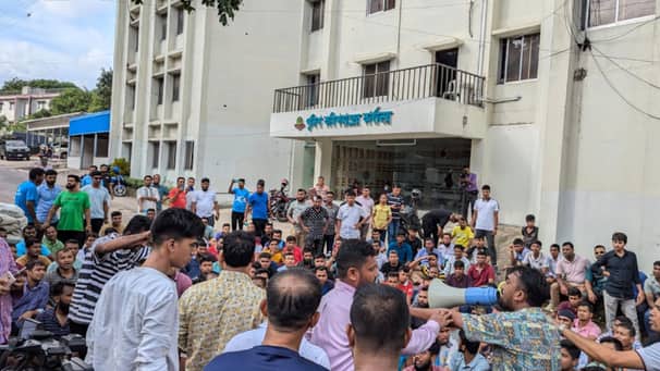 ১১ দফা দাবিতে বিভিন্ন স্থানে পুলিশ সদস্যদের বিক্ষোভ