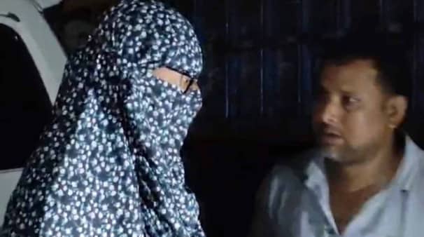 বোরকা পরে পাম্পে