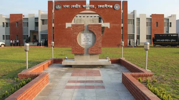 উৎসবমুখর পরিবেশে ঈদ উদযাপন করছেন ৮২ হাজার বন্দি ঈদ উদযাপন