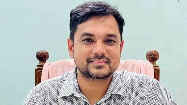 সাভারের সাব-রেজিস্ট্রার জাকির হোসেন