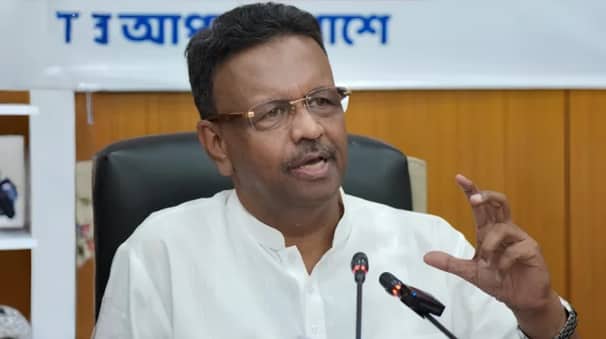 পদ ছাড়লেন
