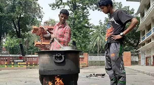 টাকার চিন্তা না করে ২০ বছর ধরে অসহায়দের খাওয়াচ্ছেন আজগর