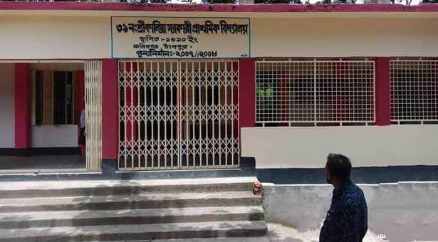 শিক্ষার্থীর মুখে থুথু নিক্ষেপকারী সেই শিক্ষক বরখাস্ত