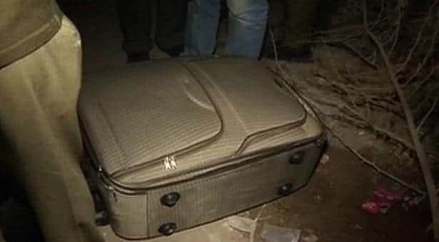 সুটকেশের ভেতরও মানুষ