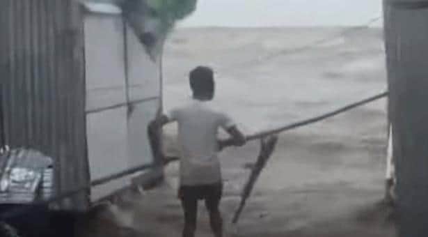 ঘূর্ণিঝড় আম্পানের আঘাতে মৃত্যু বেড়ে পাঁচ