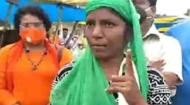 পুলিশ তুলে দিচ্ছিল, ইংরেজিতে রাগ ঝাড়লেন সবজি বিক্রেতা এই নারী!