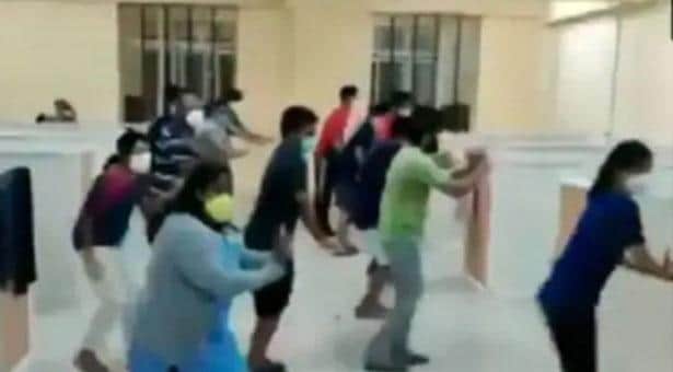 হাসপাতালে নাচগান করছেন করোনা রোগীরা! (ভিডিও)
