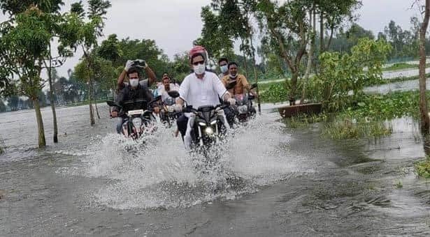 ডুবন্ত রাস্তায় বাইকার প্রতিমন্ত্রী পলক