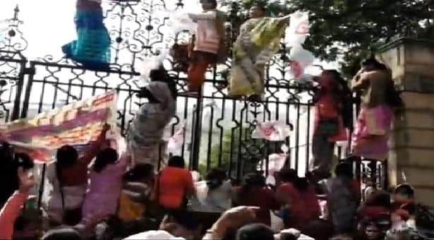 মমতার ১৪ ফুটের বিধানসভার গেট টপকালেন শিক্ষিকারা!