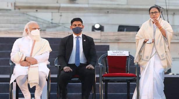 ‘জয় শ্রী রাম’ স্লোগান শুনেই রেগে মঞ্চ ছাড়লেন মমতা!