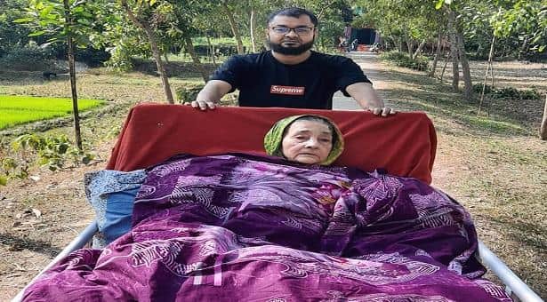 শয্যাশায়ী মাকে স্ট্রেচারে গ্রাম ঘোরালেন চিকিৎসক সন্তান