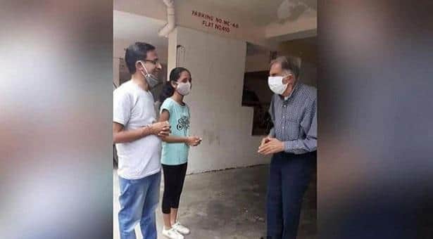 কর্মচারীর বাড়ির সামনে হাত জোড় করে দাঁড়িয়ে ভারতের শীর্ষ ধনী!
