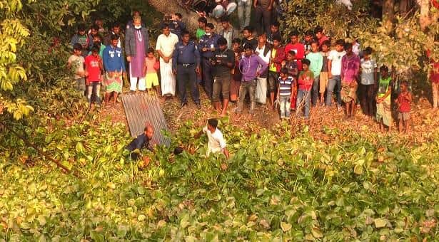 ভূমিহীনদের জন্য বরাদ্দের টিন মিলল পুকুরে