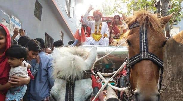 ‘বুড়ো-বুড়ির’ বিয়ের আয়োজনে তরুণরা, ঘোড়ায় এলেন বর!
