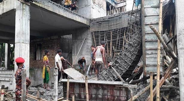 লোহার বদলে বাঁশ ও কাঠ, ধসে পড়ল নির্মাণাধীন সড়ক ভবনের ছাদ