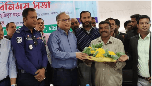 রঙিন ৪টি ফুলকপি ৫ হাজার টাকায় কিনলেন সাংসদ মুজিবুর রহমান
