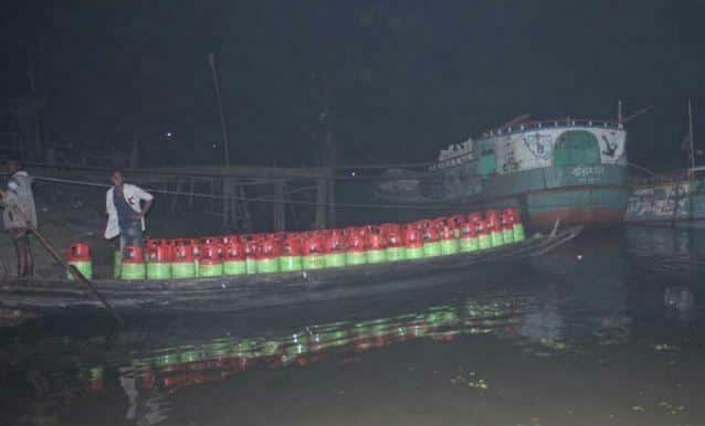 যশোরে গ্যাস ভর্তি ১২১টি সিলিন্ডার নিয়ে ডুবে গেল ট্রাক