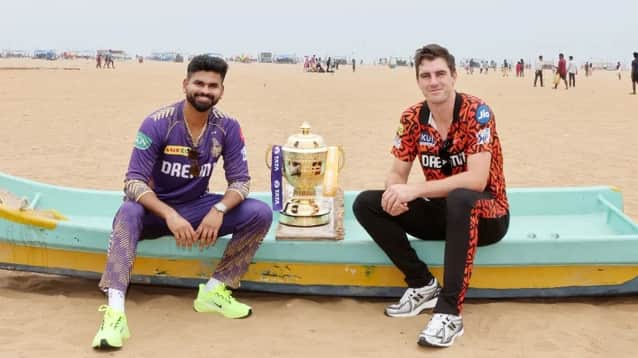 ট্রফির বাম পাশে বসলেই কি ভাগ্য খুলে যায় কামিন্সের?