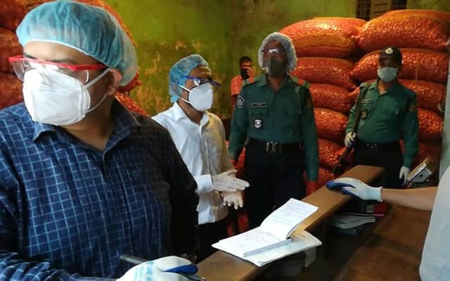 বেশি দামে আদা বিক্রি, চট্টগ্রামে ২ আড়তদারকে ৪০ হাজার টাকা জরিমানা