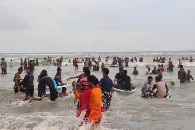 কক্সবাজার সৈকতে স্ত্রীকে নিয়ে গোসল করতে নেমে হয়রানি