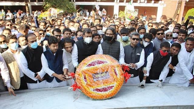 বঙ্গবন্ধুর সমাধিতে যুবলীগের পূর্ণাঙ্গ কমিটির শ্রদ্ধা