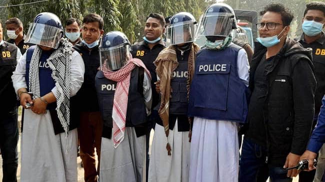 বঙ্গবন্ধুর ভাস্কর্যে হামলা, চার আসামিকে কারাগারে পাঠানোর নির্দেশ