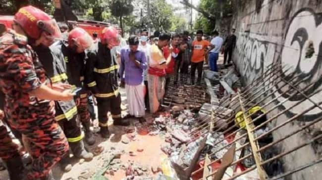 চট্টগ্রামে বাংলাদেশ ব্যাংকের দেয়াল ধস, আহত ৮