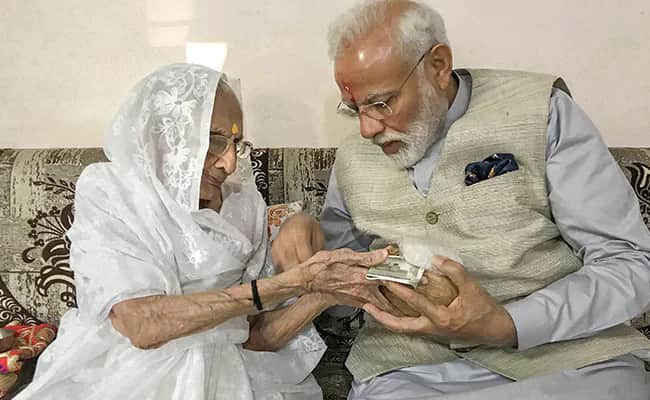 ভারতের প্রধানমন্ত্রী নরেন্দ্র মোদির মা আর নেই 