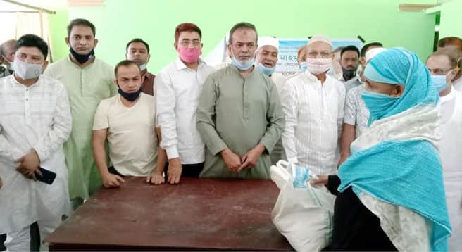 রাঙ্গুনিয়ার দুই হাজার পরিবারের মাঝে তথ্য ও সম্প্রচার মন্ত্রীর খাদ্যসামগ্রী বিতরণ