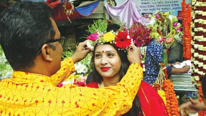 বাসন্তী রঙে রঙিন ভালোবাসা দিবস আজ