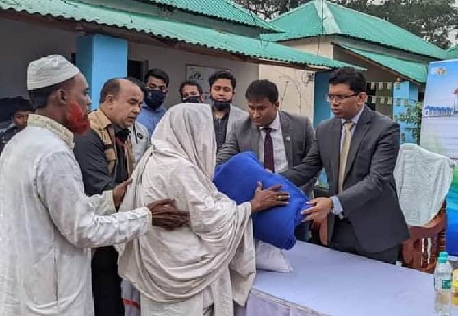 শিবপুরে জেলা প্রশাসকের শীতবস্ত্র ও খাদ্য সামগ্রী বিতরণ