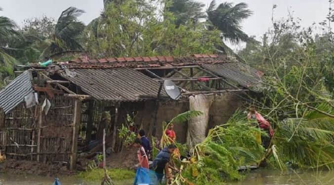 ভয়ঙ্কর ঘূর্ণিঝড় আম্পানে দেশে প্রথম মৃত্যু