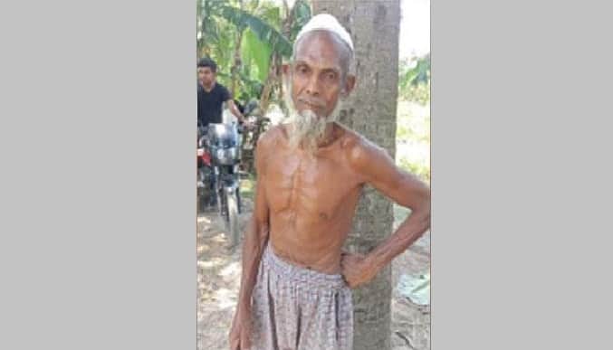 রোজা রেখেই মাটি কাটার কাজ করছেন ৭০ বছরের সামসুদ্দীন
