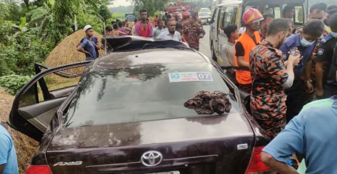 দাঁড়িয়ে থাকা ট্রাকে প্রাইভেটকারের ধাক্কা, নিহত ৩