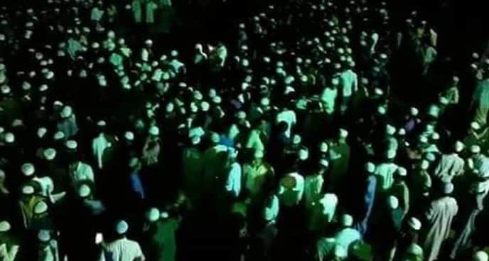 কবর থেকে সুগন্ধি বের হওয়ার খবরে মানুষের ঢল