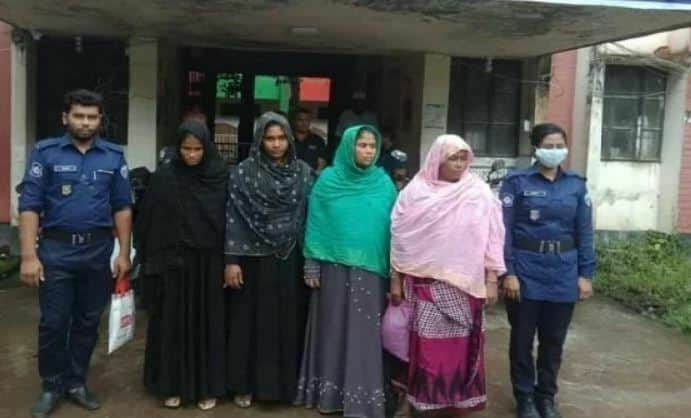 অভিনব কায়দায় ছিনতাইকালে ৪ নারী গ্রেফতার