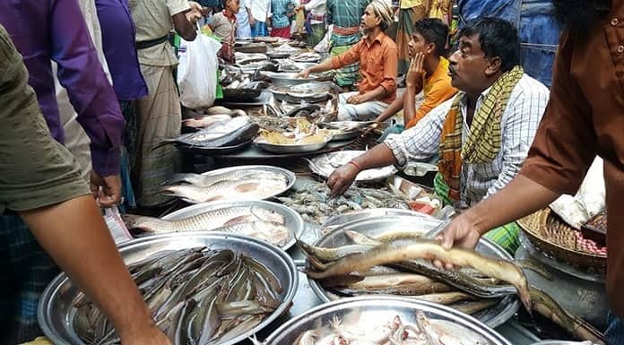 যে বাজারে মাত্র ৪ ঘন্টায় বিক্রি হয় কোটি কোটি টাকার মাছ 