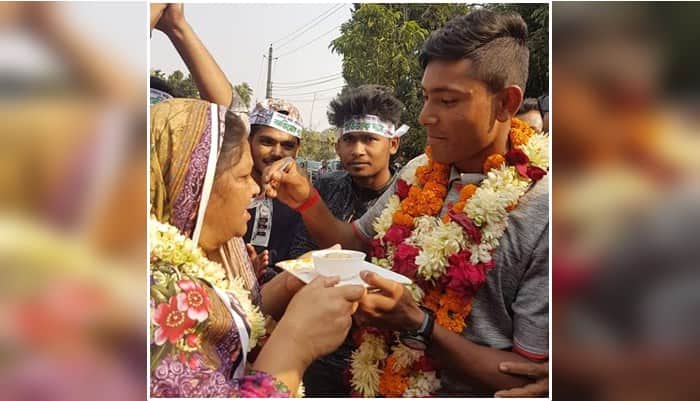 চ্যাম্পিয়ন অভিষেককে মিষ্টি খাওয়ালেন মাশরাফির মা