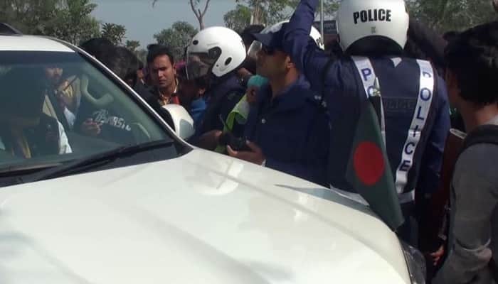 সেতুমন্ত্রীর গাড়ি থামিয়ে দিলেন শিক্ষার্থীরা