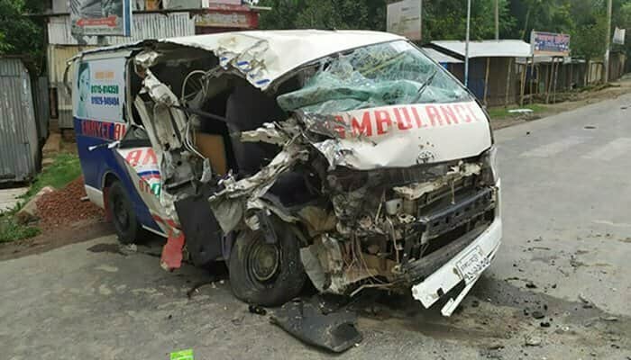 দুমড়ে-মুচড়ে গেলো অ্যাম্বুলেন্স, প্রাণ হারালেন চালক